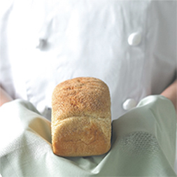 おいしいパンをその場で作り、笑顔で売る。