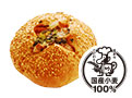 <b>ごま香る豚まんパン</b><br>237円（税込）（本体価格220円）<br>使用原材料：小麦・卵・乳・ごま・大豆・豚肉