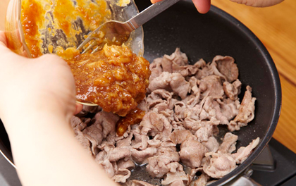 バターロールに合う、豚肉にんにく味噌炒めを調理中